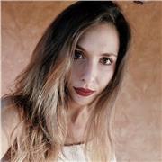 Sono una ragazza di 22 anni. Essendo madrelingua italo-americana, possiedo la padronanza sia della lingua inglese sia di quella italiana. Sono disponibile per lo svolgimento dei compiti ma anche nel caso qualcuno sia interessato ad esercitarsi con la conv